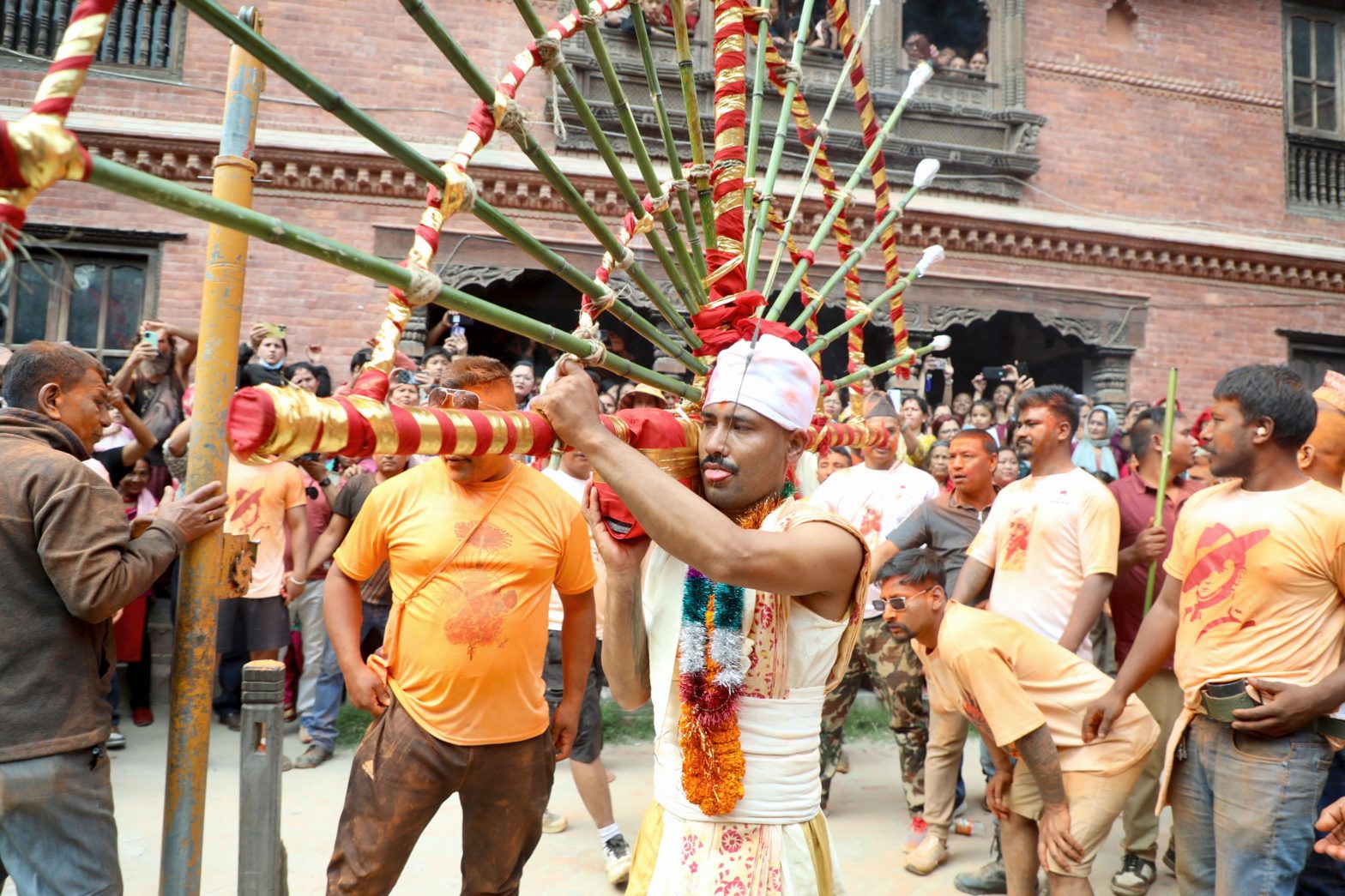 दश इन्च लामो सियोले जिब्रो छेडेर जात्रामा सहभागी भए सुजन