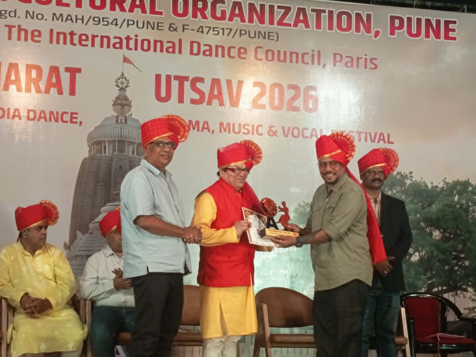 वरिष्ठ सरोदवादक सुदर्शन राजोपाध्याय भारतको पुणेमा ‘कलाक्षेत्रम’बाट सम्मानित