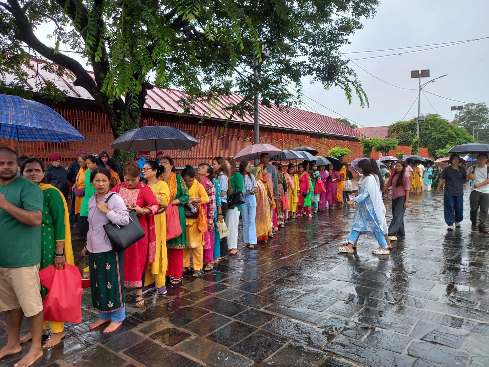 साउनको तेस्रो सोमबारः पशुपतिनाथमा दर्शनार्थीको घुइँचो