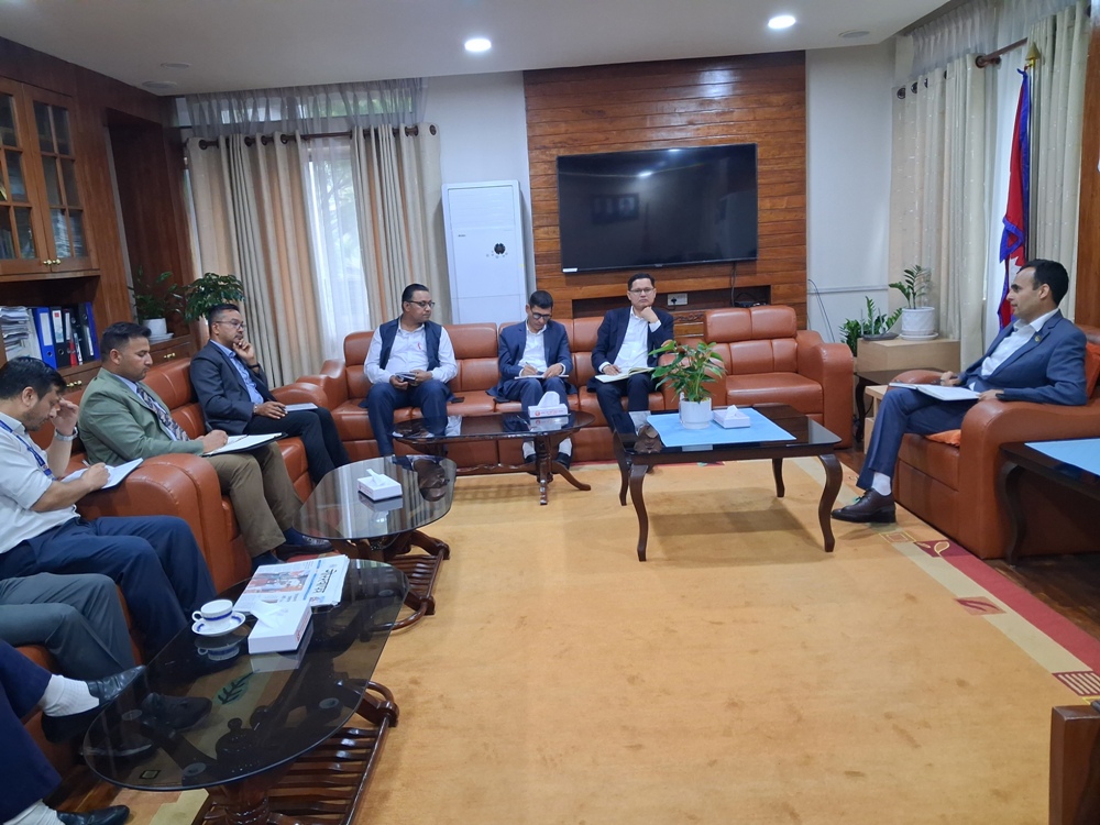 विधि र कानुनको अधिनमा रहेर व्यावसायिक रुपमा स्वस्थ प्रतिस्पर्धा गरौं : सञ्चारमन्त्री