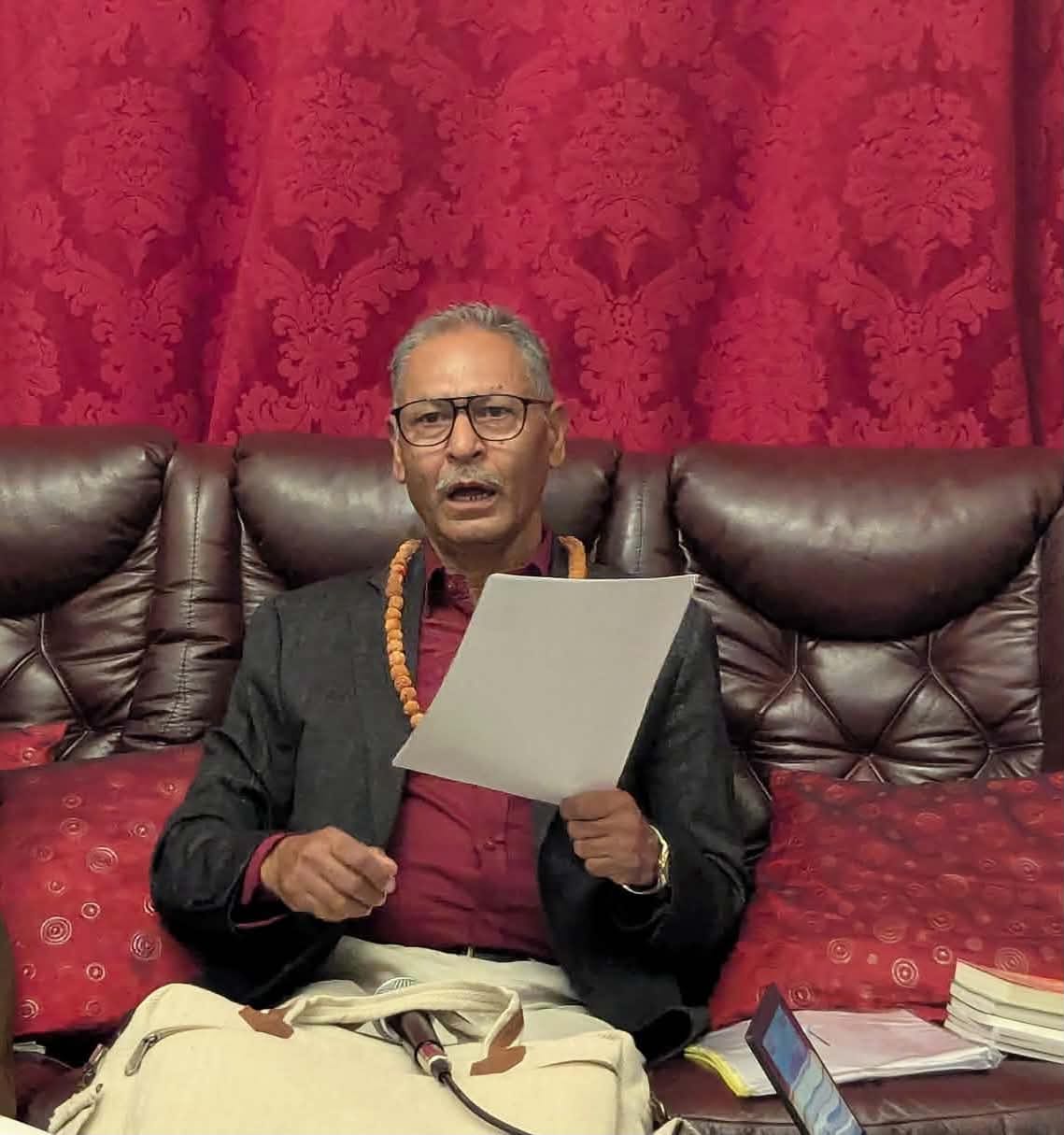 पेरिसमा अधिकारीका एकल काव्य साँझ