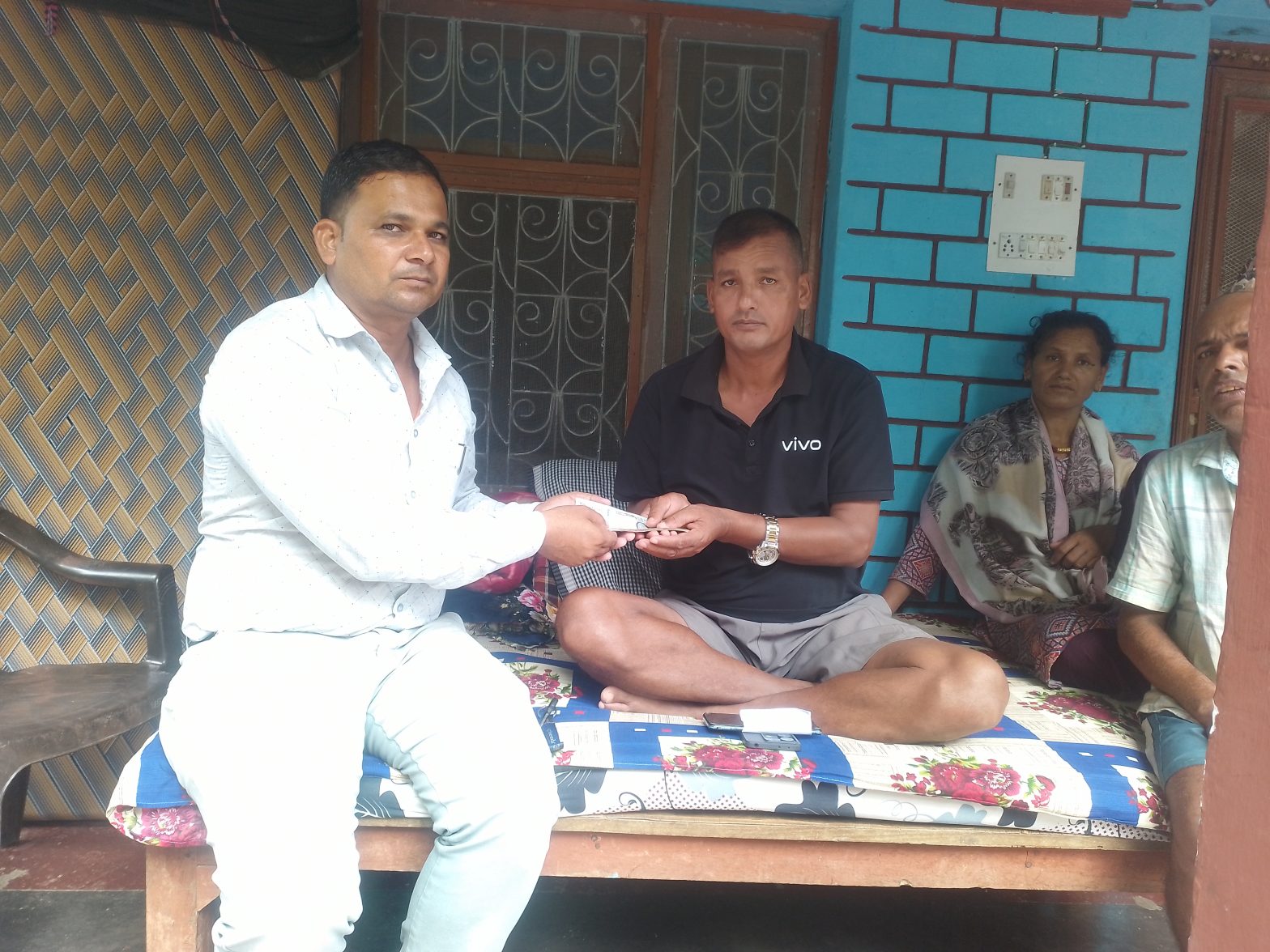 भोटेकोशी बाढीः शोकमा डुबेका अनलाललाई साथ दिँदै वडावासी