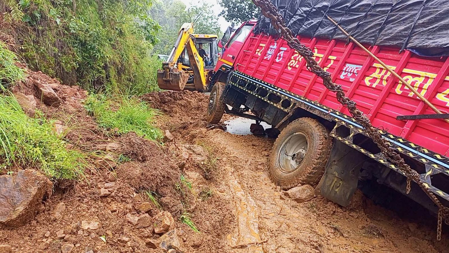 भारी वर्षाका कारण कर्णाली प्रदेशका प्रमुख राजमार्ग अवरुद्ध