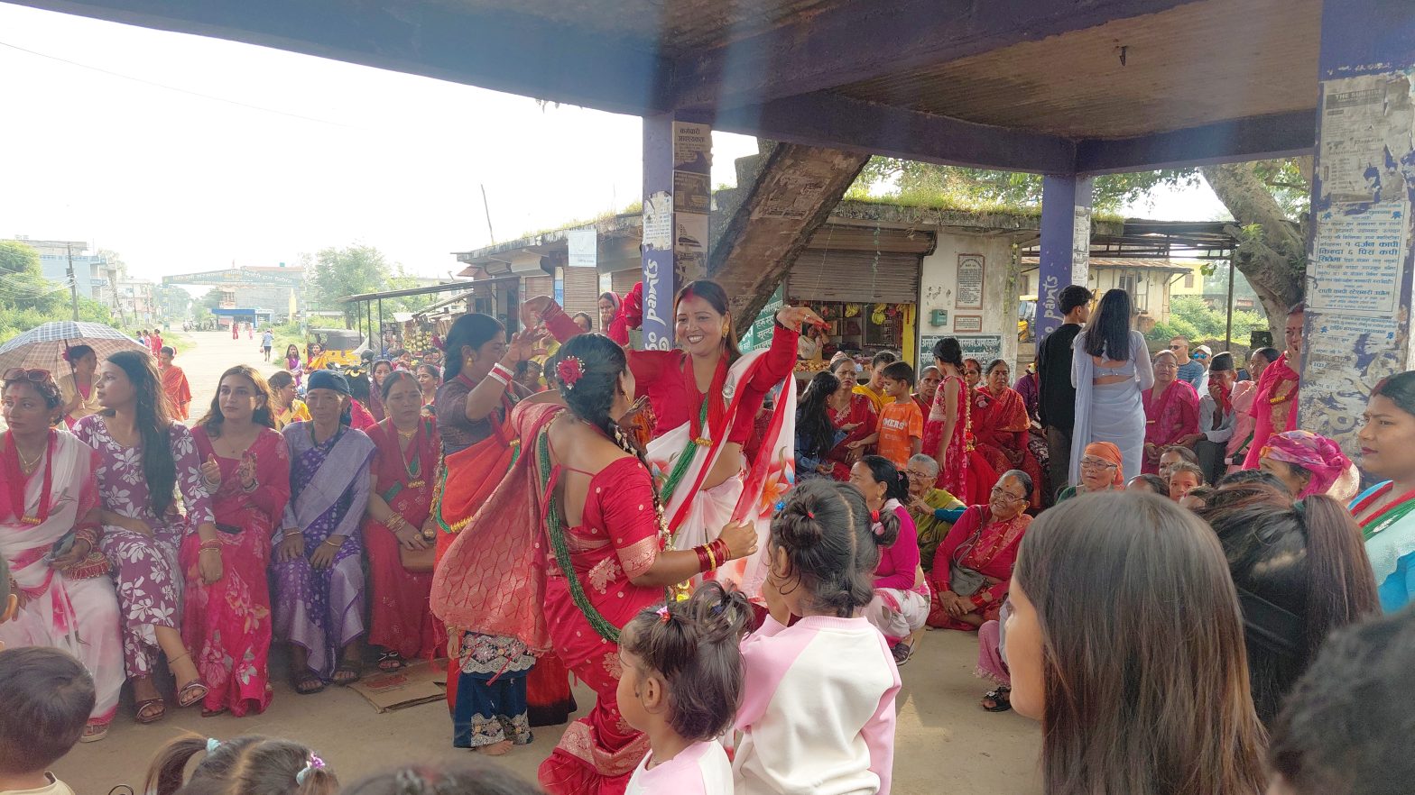 यसपटक तीजमा बजेनन्, मादल र बाँसुरी