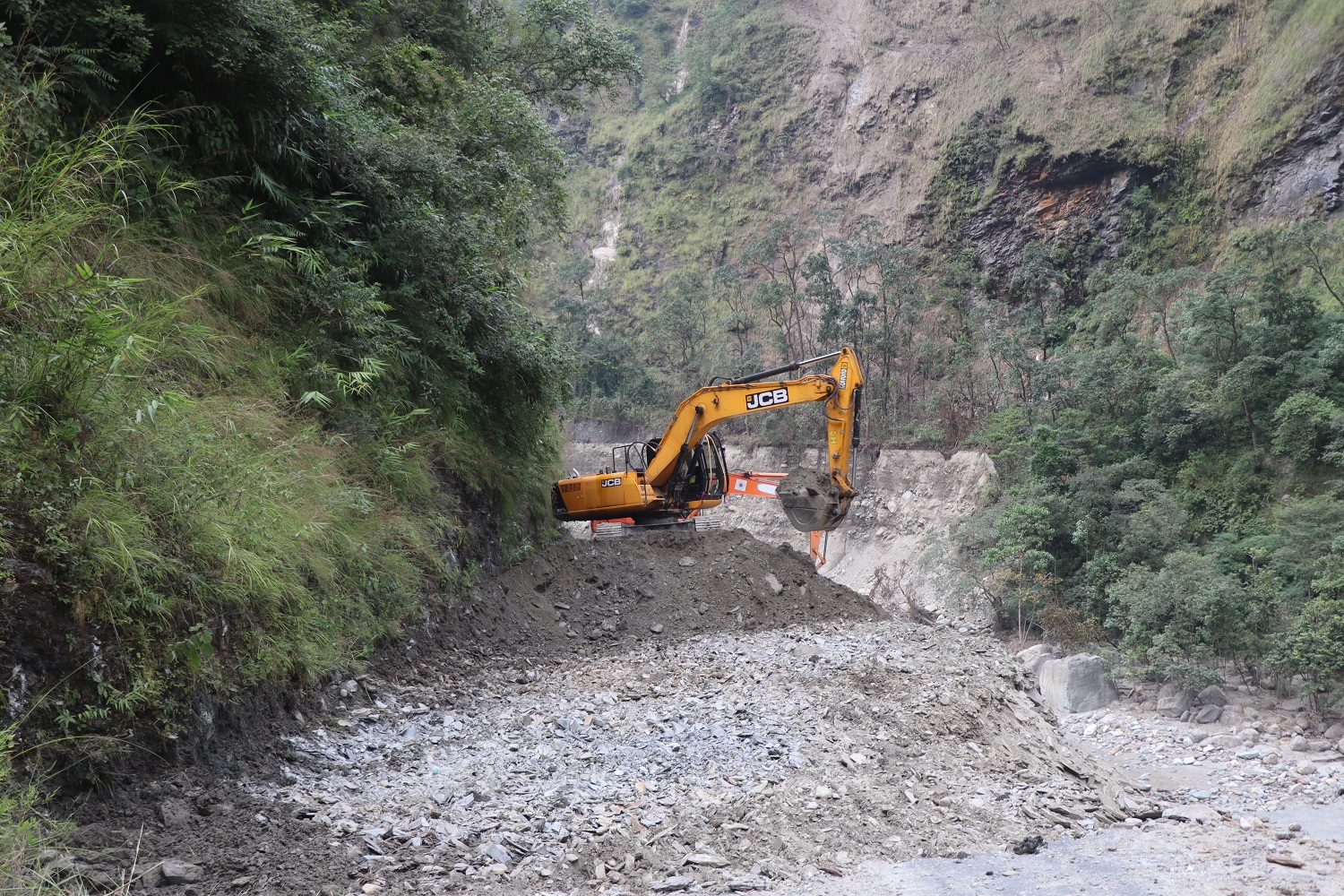 बाढीपहिरोका कारण सडक पूर्वाधारमा क्षति